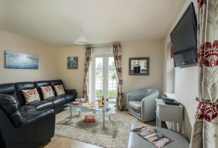 East Bay Cottage - Part of the The Bay Filey Holiday Village with pool, gym and direct beach access, pub, restaurant, tennis and meadows walks 4