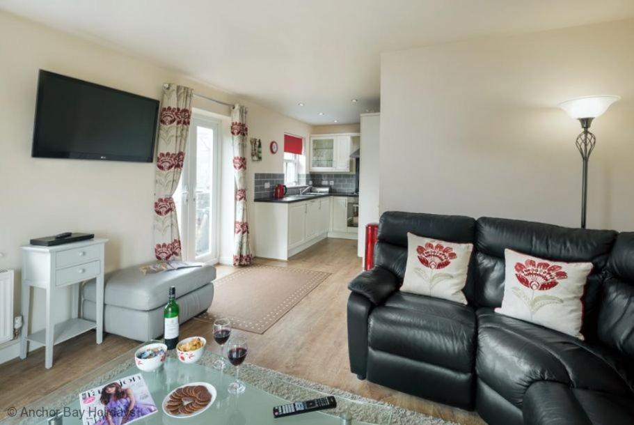 East Bay Cottage - Part of the The Bay Filey Holiday Village with pool, gym and direct beach access, pub, restaurant, tennis and meadows walks 5