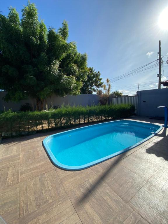 una piscina en un patio en Casa para temporada, en João Pessoa