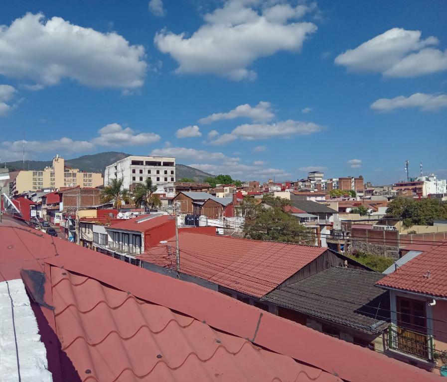 Nespecifikovaný výhled na hory nebo výhled na hory při pohledu z hostelu
