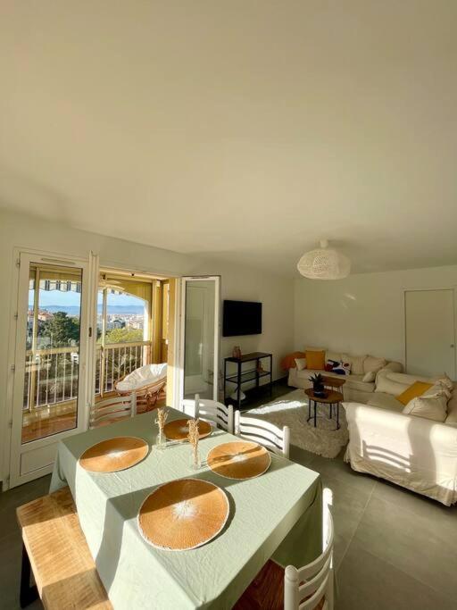 - un salon avec une table et deux lavabos dans l'établissement Vue panoramique - résidence calme - St Raphaël, à Saint-Raphaël