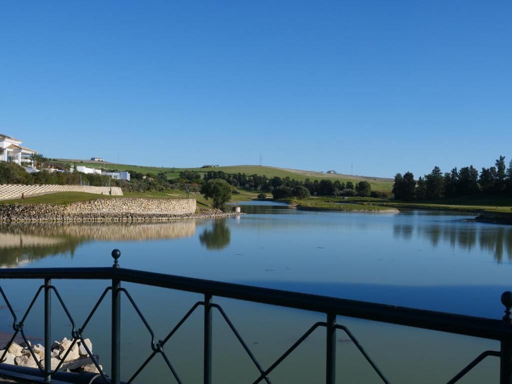 uma vista para um rio a partir de uma ponte em Villa María Montecastillo Golf em Jerez de la Frontera