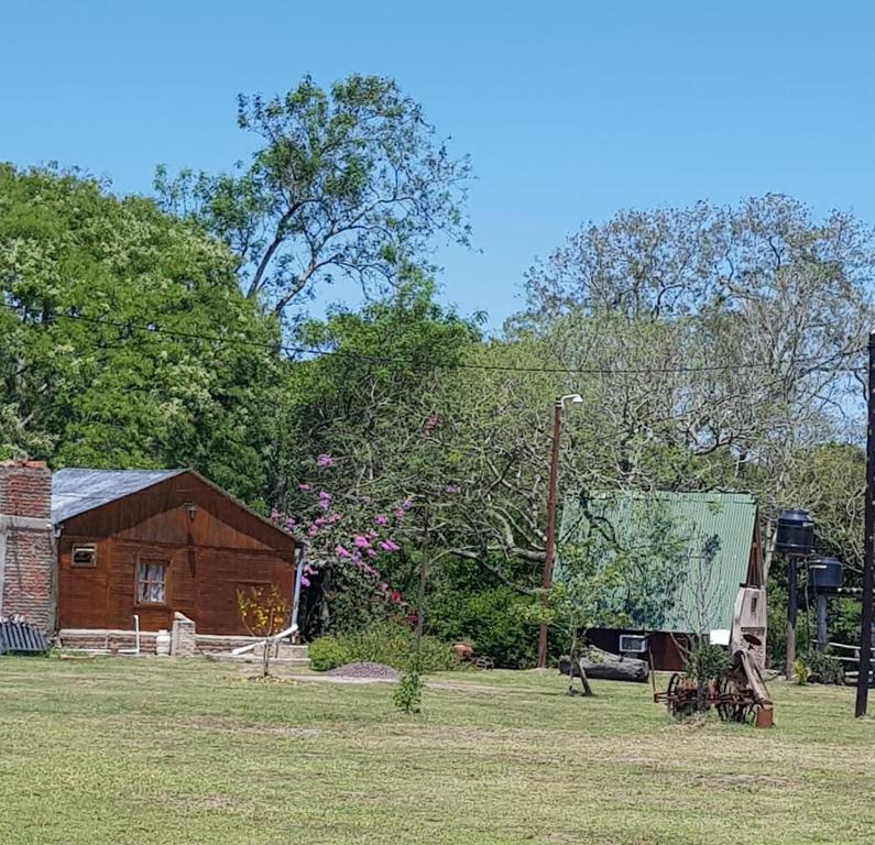 um celeiro e uma casa num campo em Cabañas don luis 