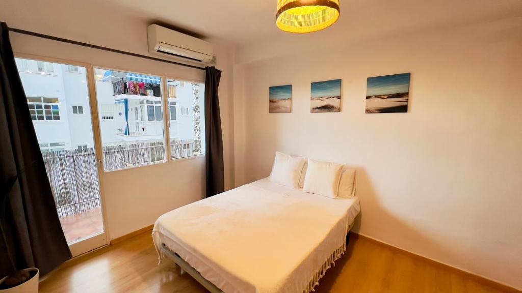 Postel nebo postele na pokoji v ubytování Estudio Bahía en el centro de Nerja - South Costa