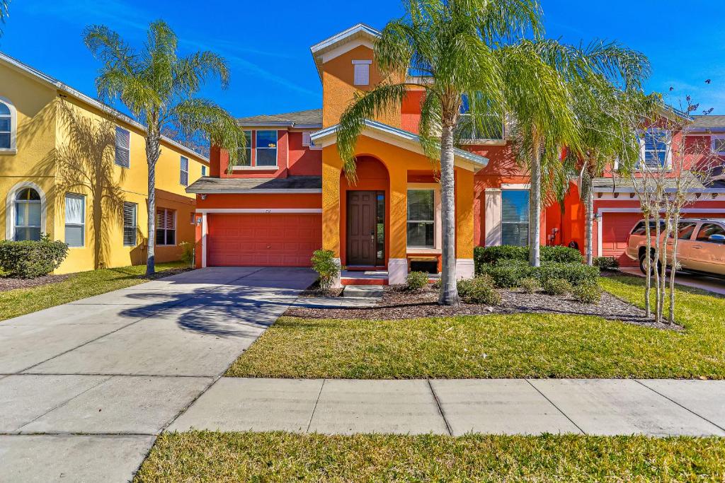 una casa con palmeras delante en The Warmth of Florida - BellaVida Resort, en Kissimmee