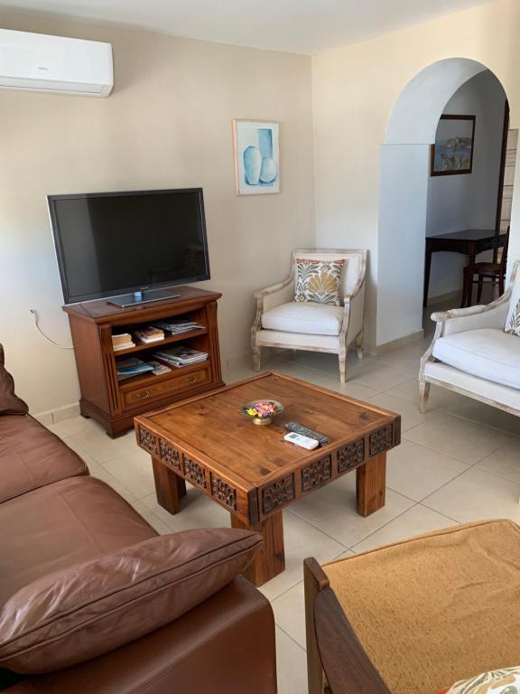 TV a/nebo společenská místnost v ubytování Maison Al Riad