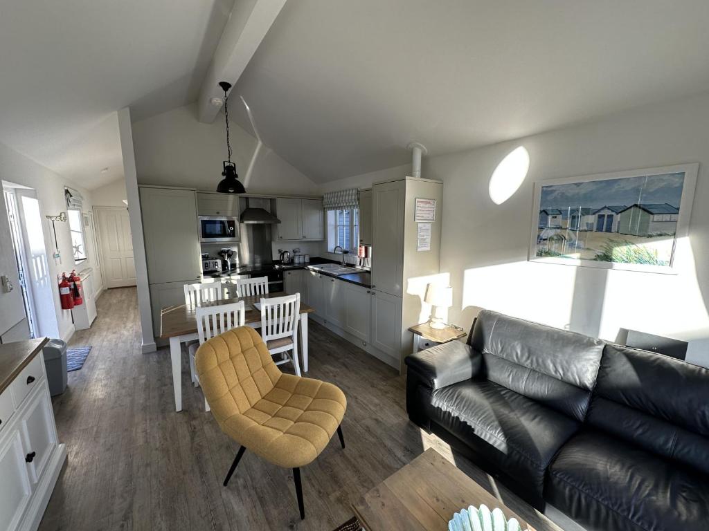 Trinity House - Part of the The Bay Filey Holiday Village with pool, gym and direct beach access, pub, restaurant, tennis and meadows walks 2