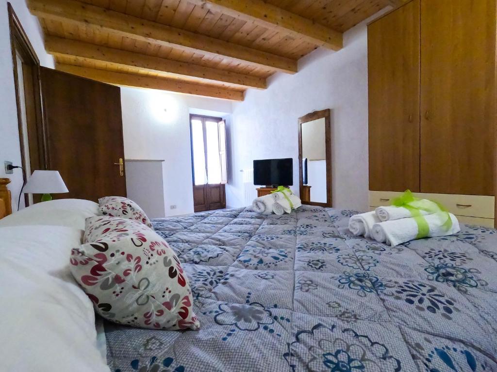 Un dormitorio con una cama grande con almohadas. en B&B Il Rifugio di Indomito Abruzzo, en LʼAquila