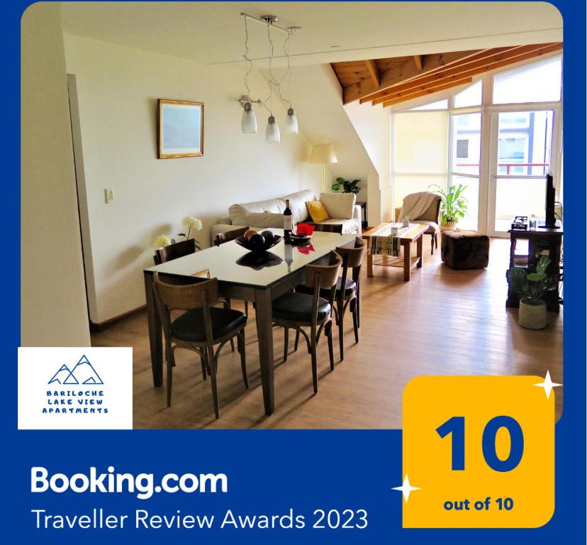 - une salle à manger et un salon avec une table et des chaises dans l'établissement Bariloche Lake View Apartments, à San Carlos de Bariloche