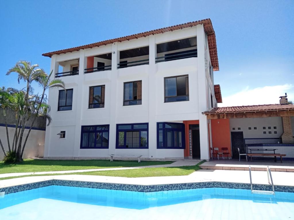 uma casa com uma piscina em frente em Hostel Villa Virtudes em Serra