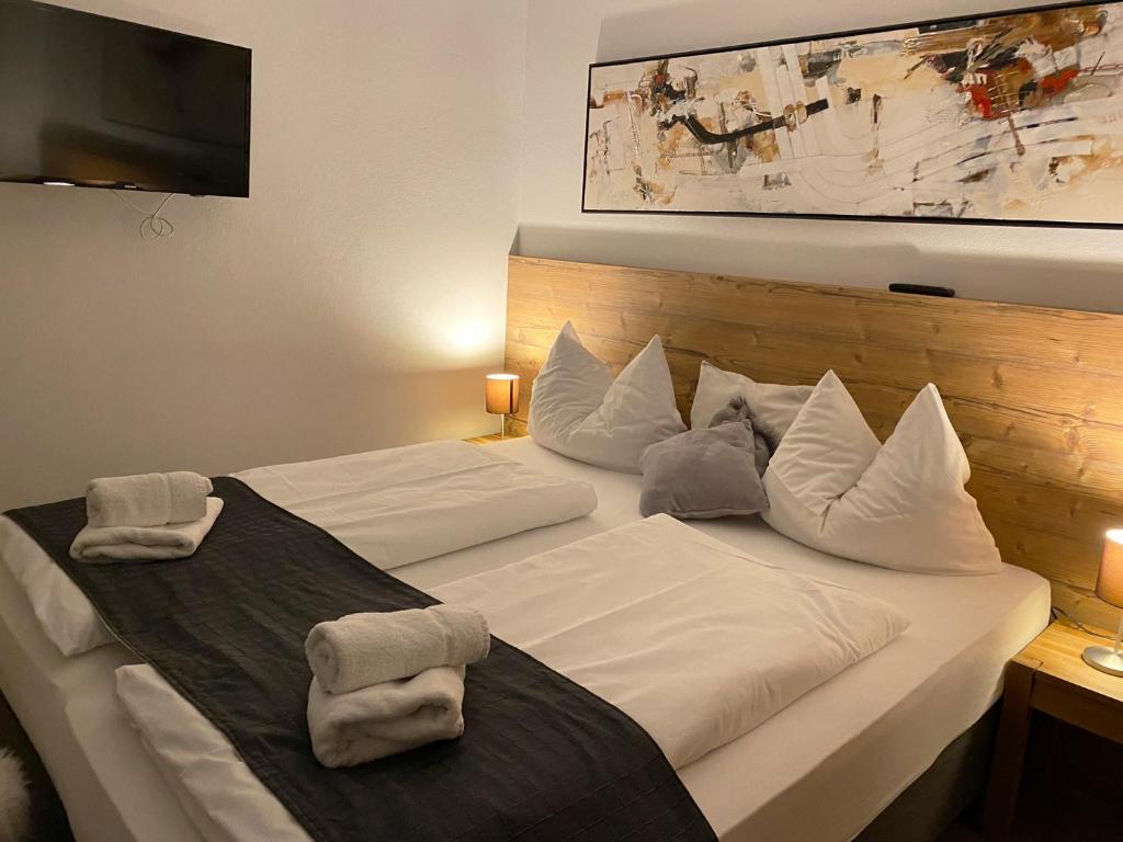 A bed or beds in a room at Art Apart Nomay Summercard Blick Top of Salzburg