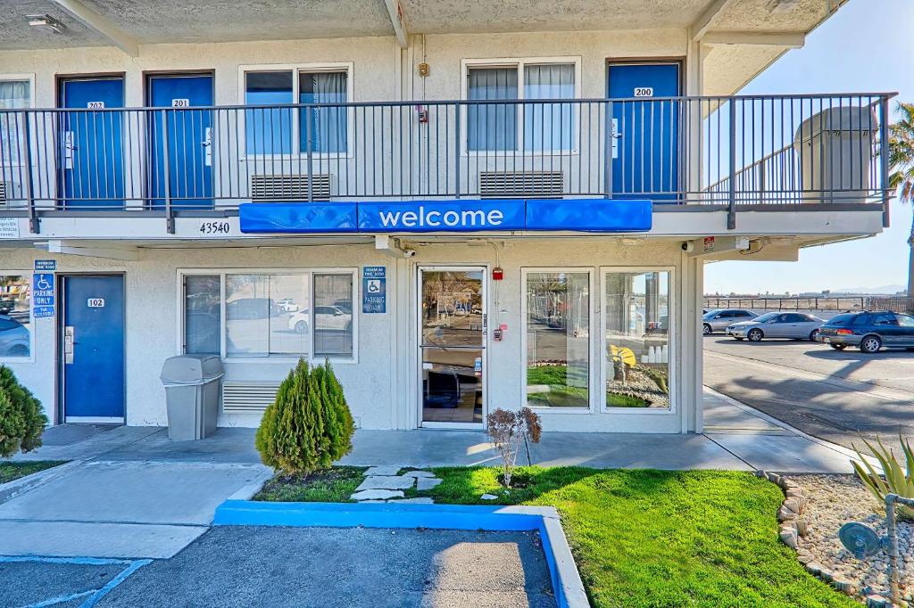 a welcome sign in front of a building at Motel 6-Lancaster, CA in Lancaster