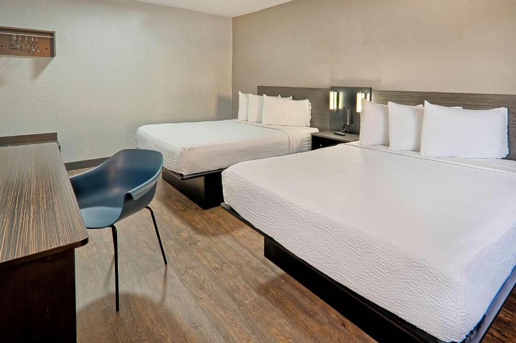 Motel 6-Lancaster, CA - Deluxe Queen Room With Two Queen Beds - Smoking