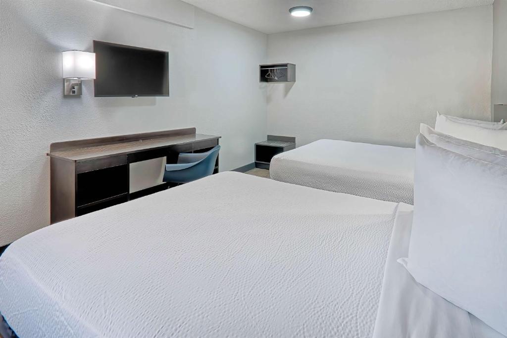 Motel 6-Lancaster, CA - Queen Room With Two Queen Beds - Smoking