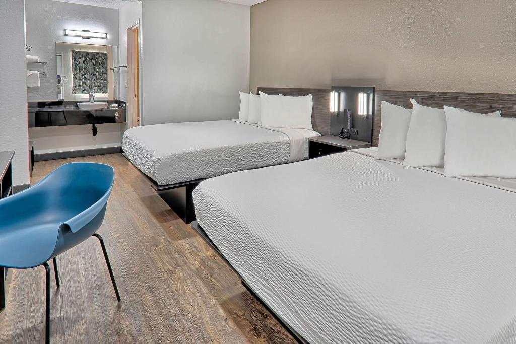 Motel 6-Lancaster, CA - Queen Room With Two Queen Beds