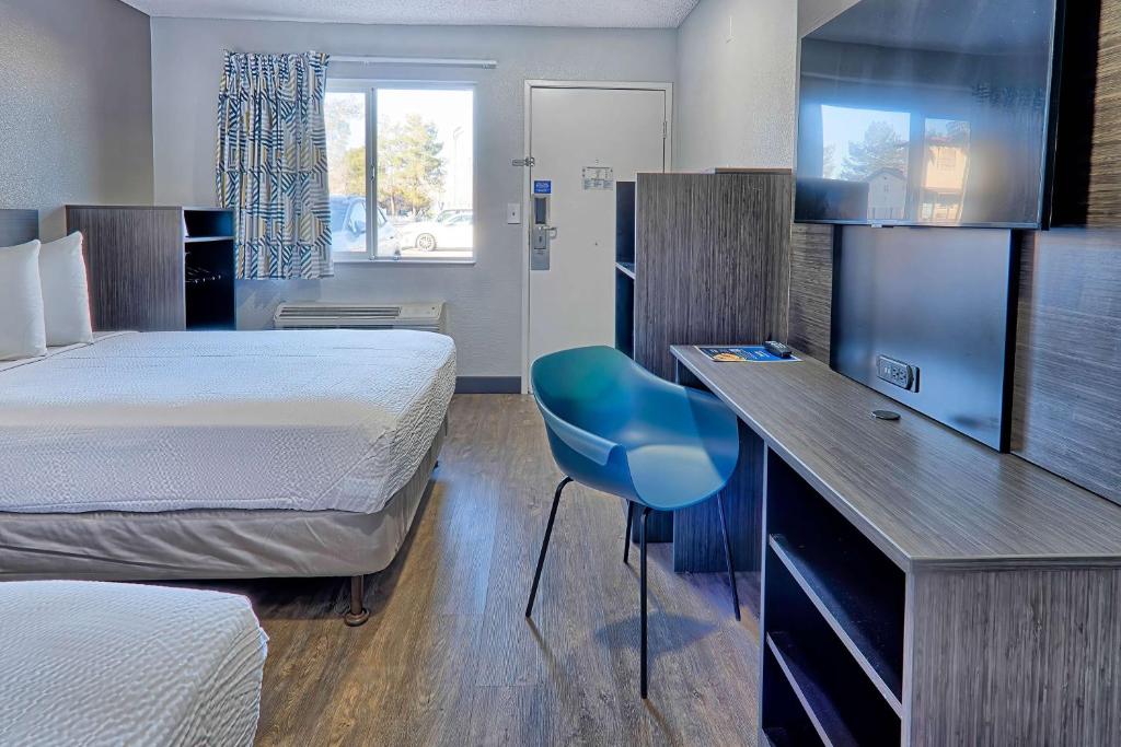 Motel 6-Lancaster, CA - Queen Room - Smoking