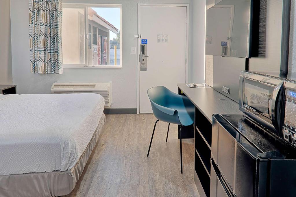 Motel 6-Lancaster, CA - Deluxe Queen Room