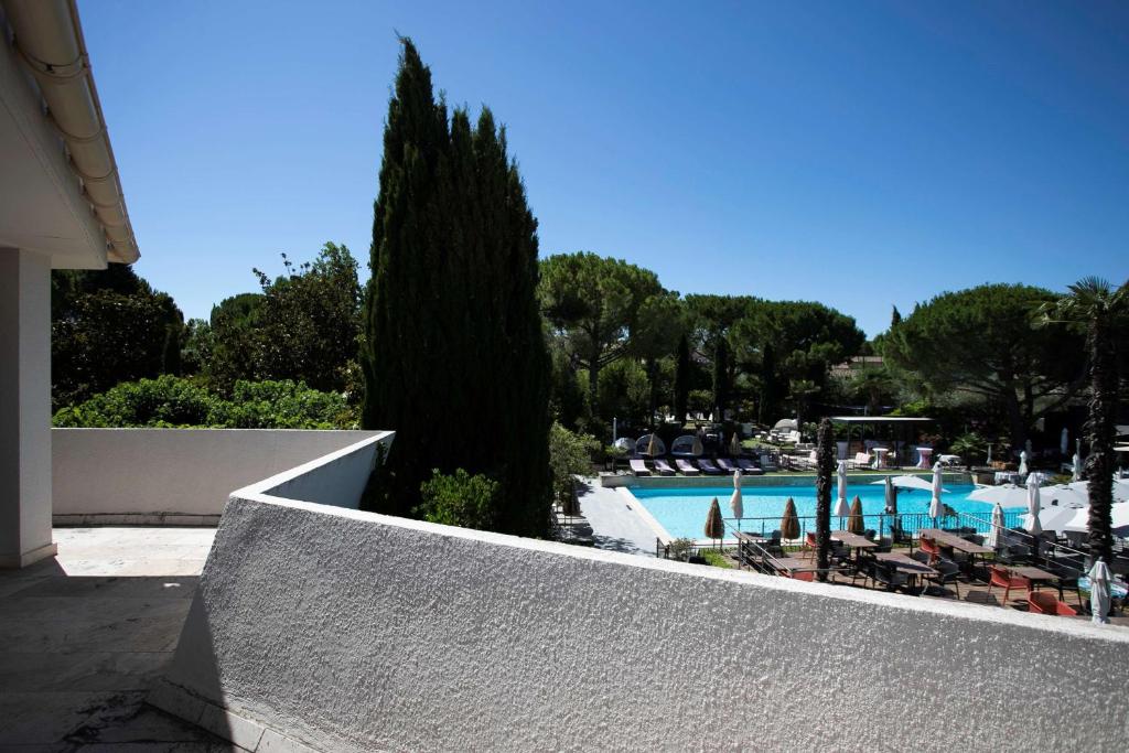 Bazén v ubytování Best Western Sévan Parc Hôtel nebo v jeho okolí