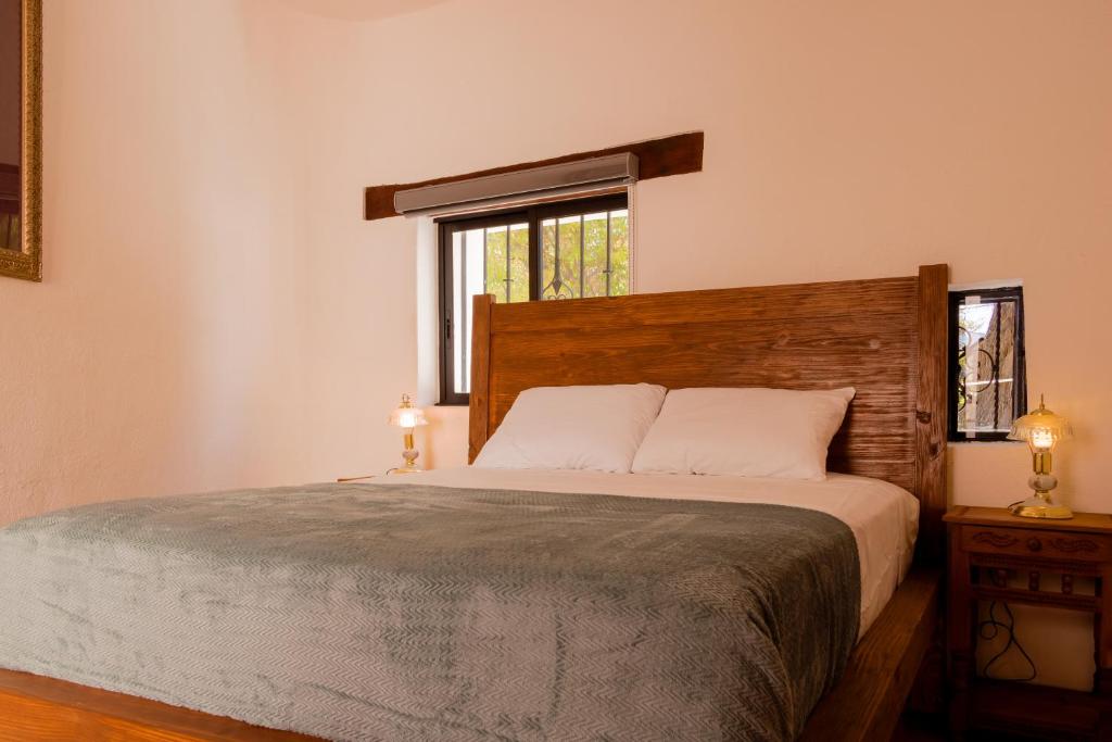 Un dormitorio con una cama grande y una ventana en Villa 19 habitación #2 en Guanajuato