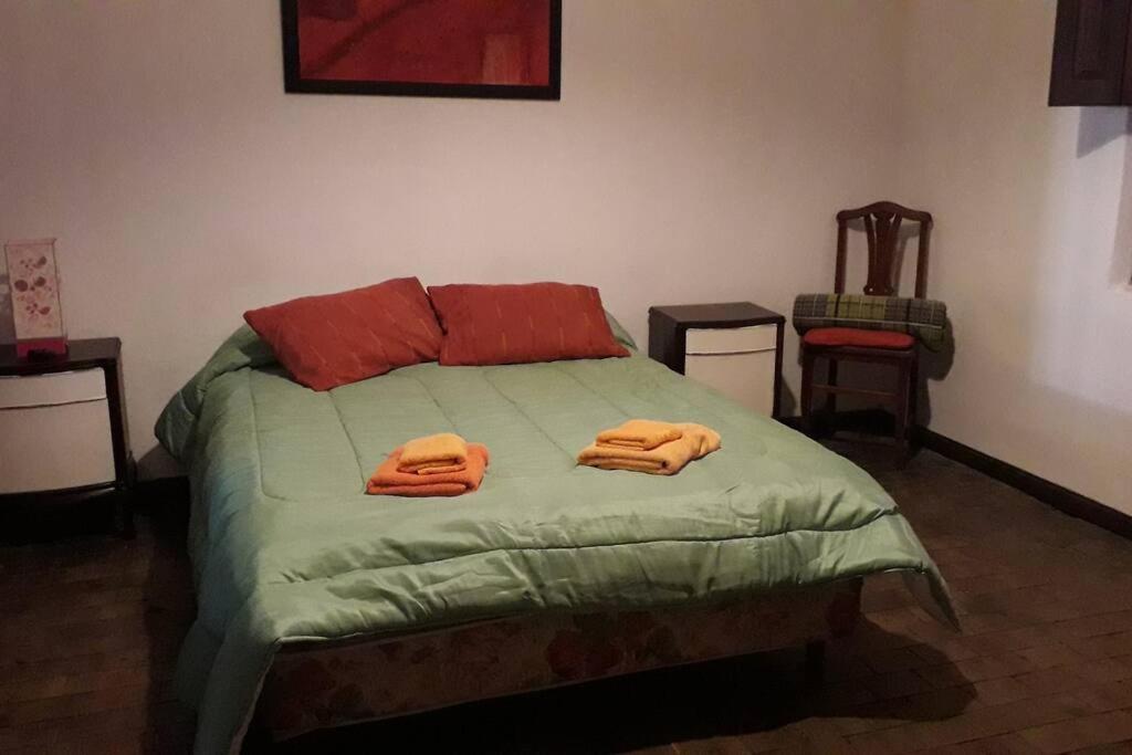 1 dormitorio con 1 cama con 2 toallas en Casa Quinta in 