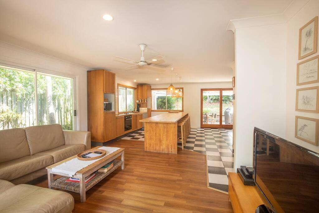 ein Wohnzimmer mit einem Sofa und einem Tisch in der Unterkunft Palm Beach House - sleeps 10 - spacious in Point Lookout