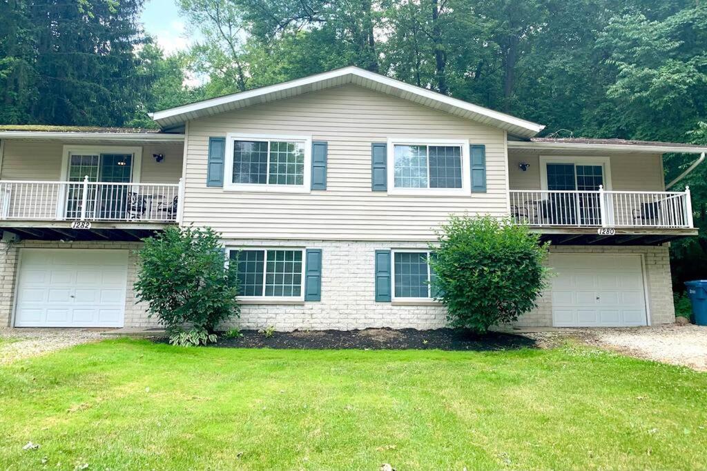 Casa con 2 balcones y patio en E. Turkeyfoot Whole House, en Akron