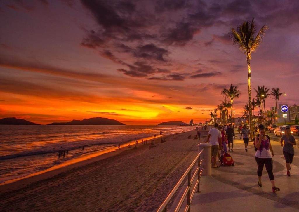 - une promenade sur la plage au coucher du soleil dans l'établissement LOFT PLAYAS "A" , a unos pasos del malecon estadio acuario y letras, à Mazatlán