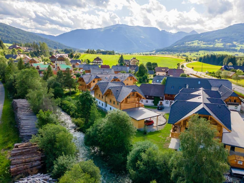 una vista aerea di un piccolo villaggio con un fiume di AlmApARTment Mauterndorf Pichl 7-4 a Mauterndorf