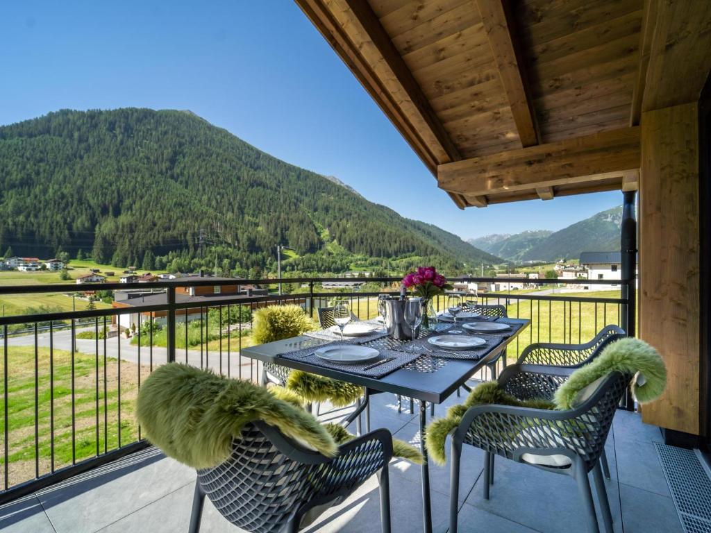 Chalet Pettneu am Arlberg - Top 3 في بيتنيو آم أرلبرغ: طاولة على شرفة مطلة على جبل