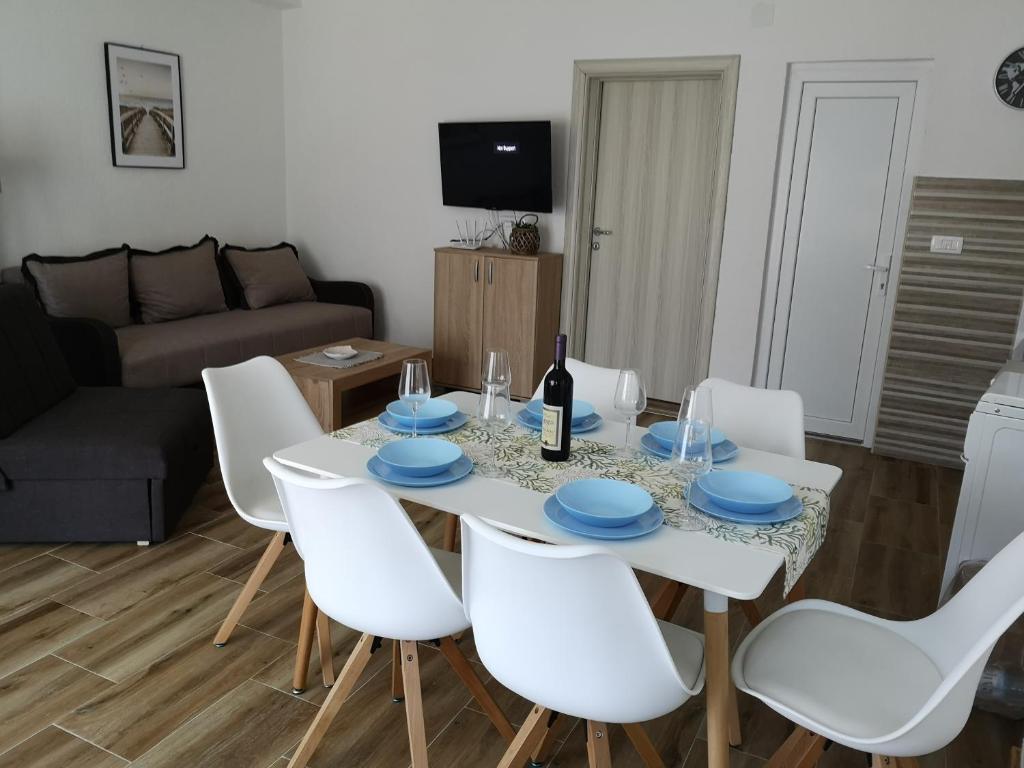 a living room with a white table and white chairs at Apartment AS in Čanj
