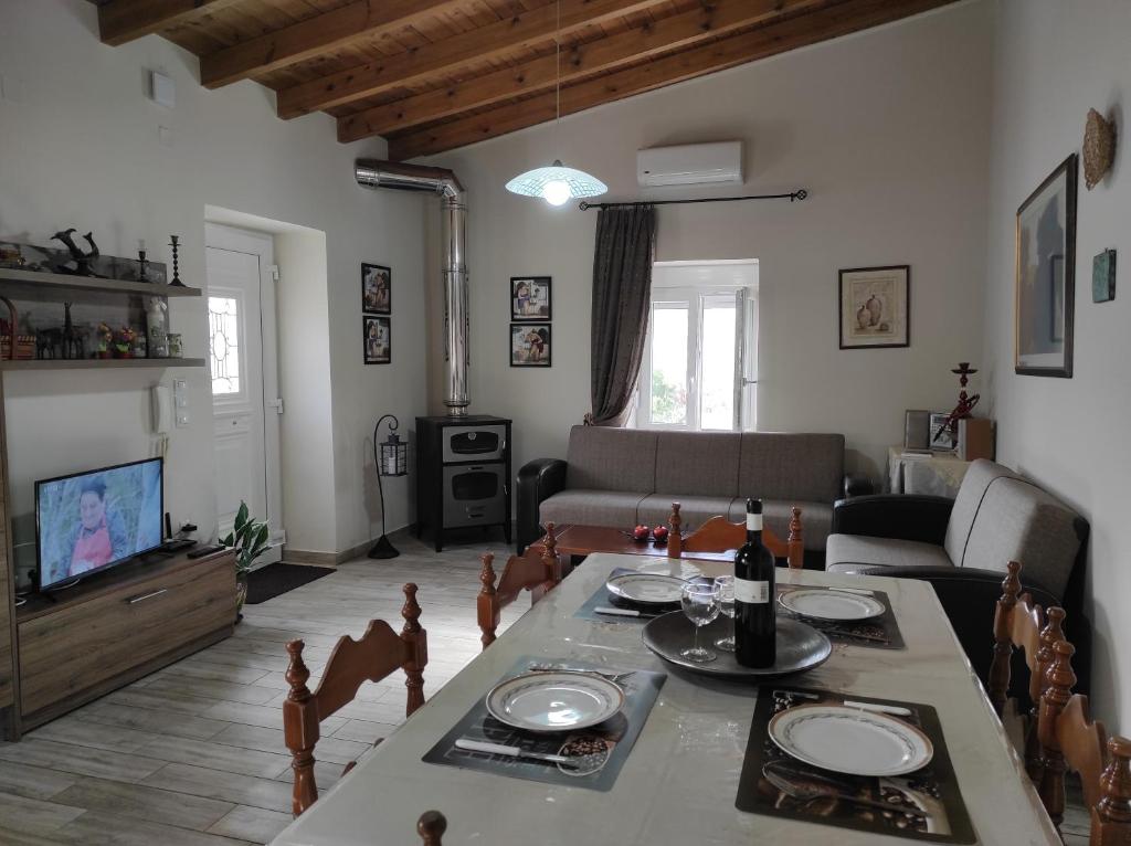 Posezení v ubytování Villa Asterousia with Heated Jacuzzi, BBQ & Lounge