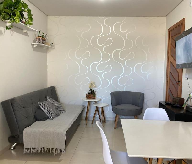 - un salon avec un canapé et une table dans l'établissement Ap Garden - Cachoeira do Bom Jesus - 400m da praia, à Florianópolis