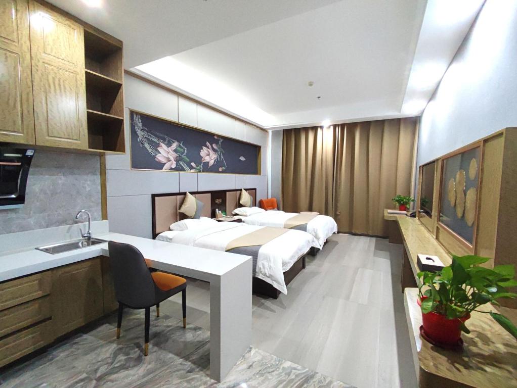 Postel nebo postele na pokoji v ubytování Zhangye KAI RUI Hotel