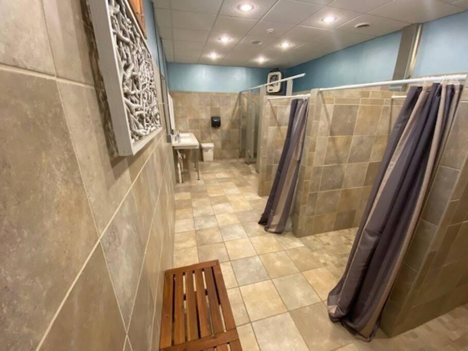 baño con ducha y banco en una habitación en Driftwood Cozy Houseboat on the Water for 2, en Savanna