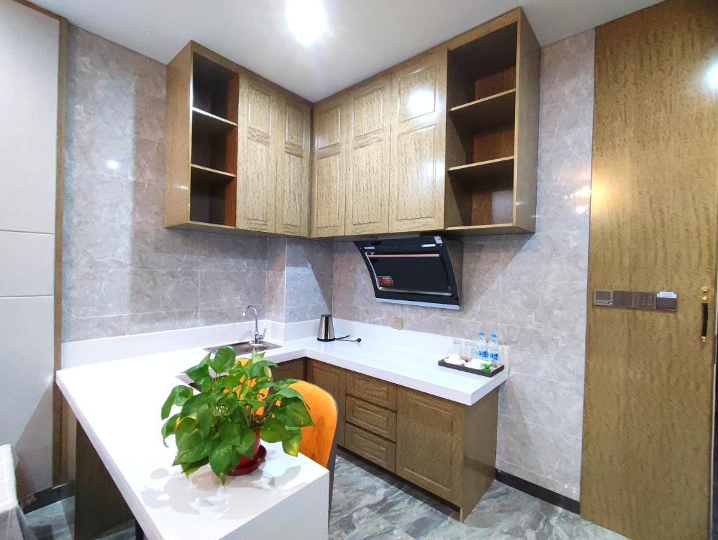 Kuchyň nebo kuchyňský kout v ubytování Zhangye KAI RUI Hotel