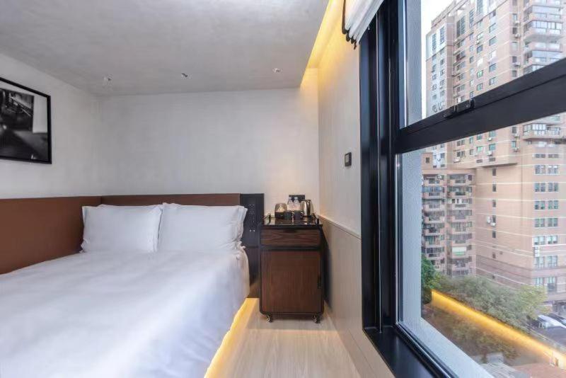 Postel nebo postele na pokoji v ubytování Mia Hotel - Shanghai Shaanxi South Road