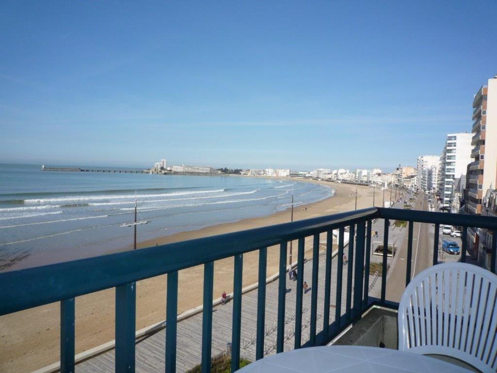Photo de la galerie de l'établissement Studio rénové face mer avec balcon au centre plage, proche commerces - Les Sables d'Olonne - FR-1-92-748, à Les Sables-dʼOlonne