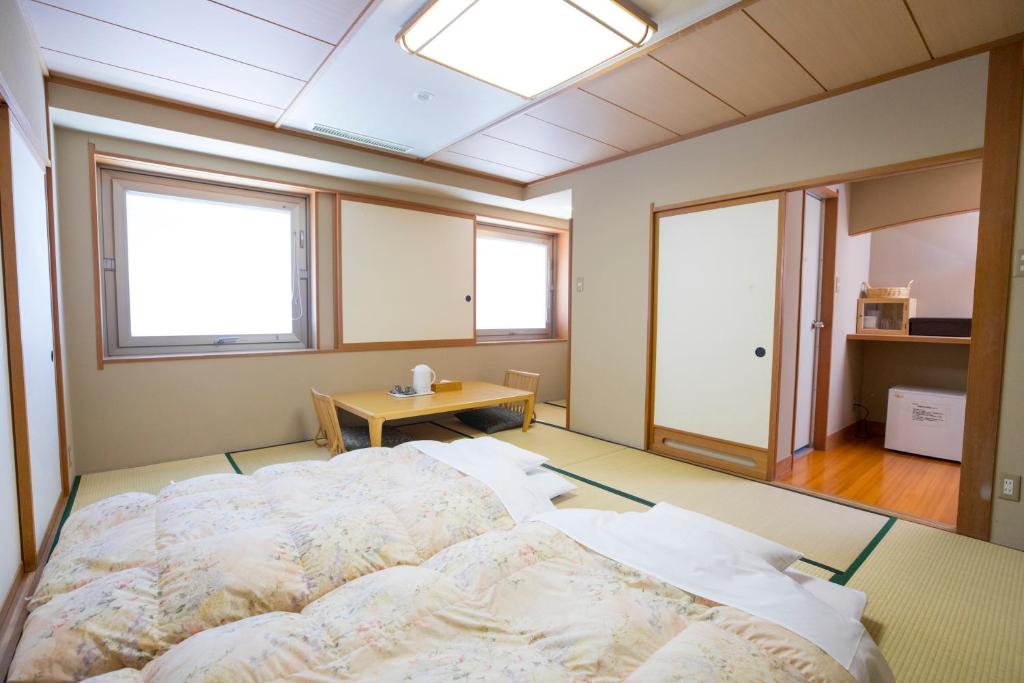 Postel nebo postele na pokoji v ubytování Yokote Central Hotel