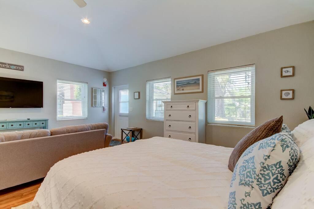 Apartment Beautiful Studio in Downtown Dunedin!, FL