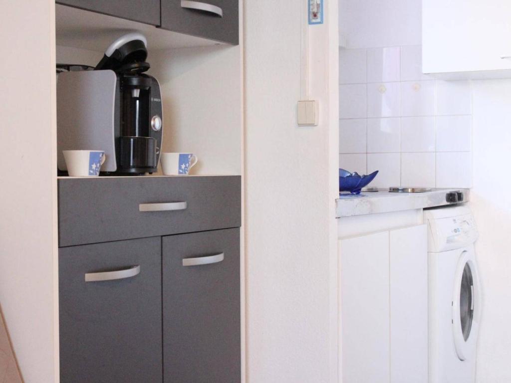 Kuchyňa alebo kuchynka v ubytovaní Maison studio avec mezzanine et terrasse - Gruissan - FR-1-229-841