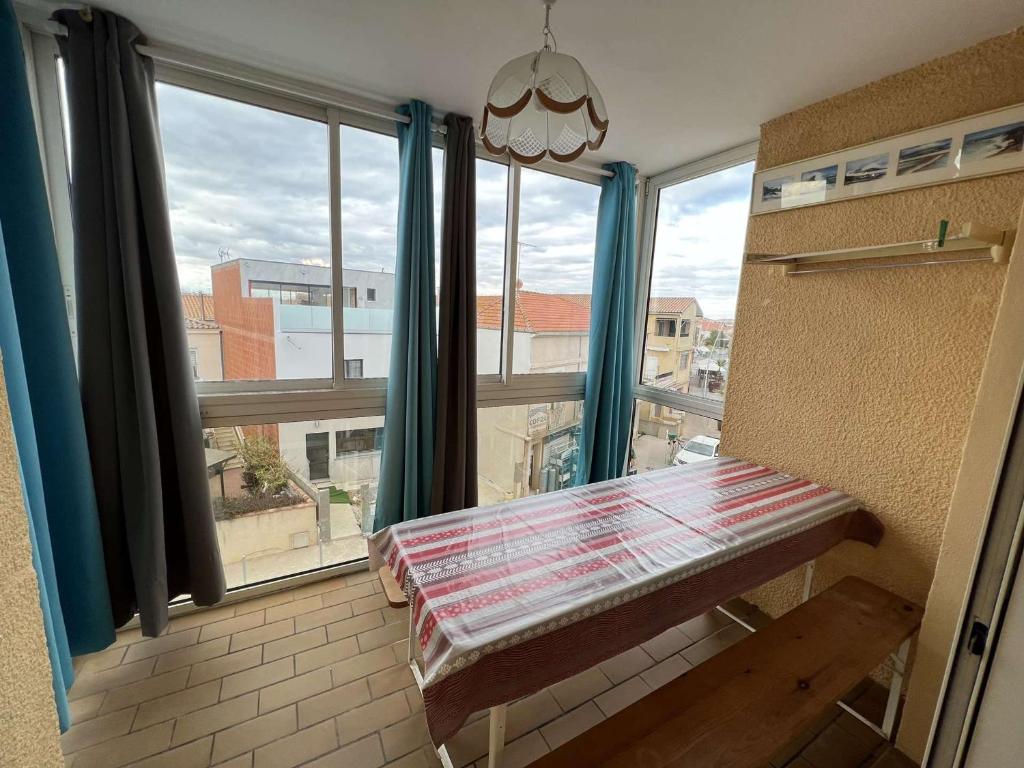 Posteľ alebo postele v izbe v ubytovaní Charmant T2 Cabine en Centre-Ville, 6 Pers., 200m de la Plage - Animaux -10kg OK - FR-1-701-47