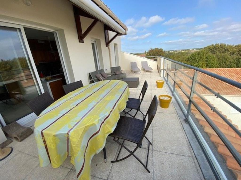 Balkón nebo terasa v ubytování Appartement avec terrasses, à 2 min de la plage, pets admis - FR-1-494-150