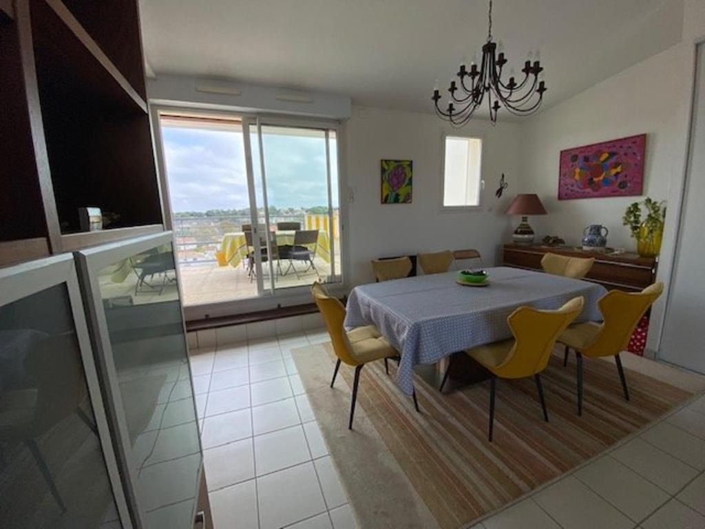 Posezení v ubytování Appartement avec terrasses, à 2 min de la plage, pets admis - FR-1-494-150