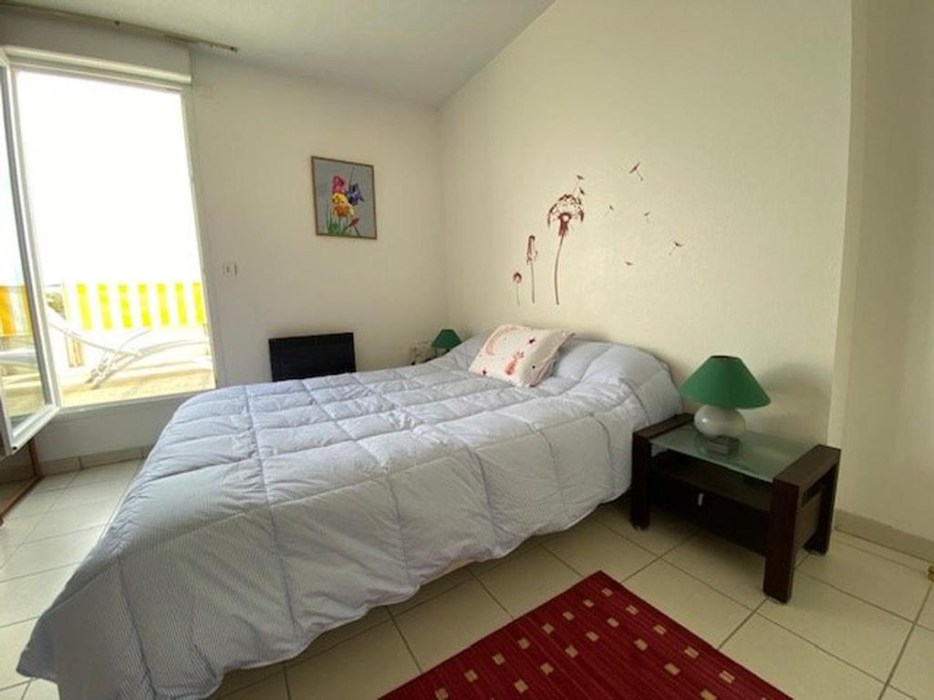 Postel nebo postele na pokoji v ubytování Appartement avec terrasses, à 2 min de la plage, pets admis - FR-1-494-150