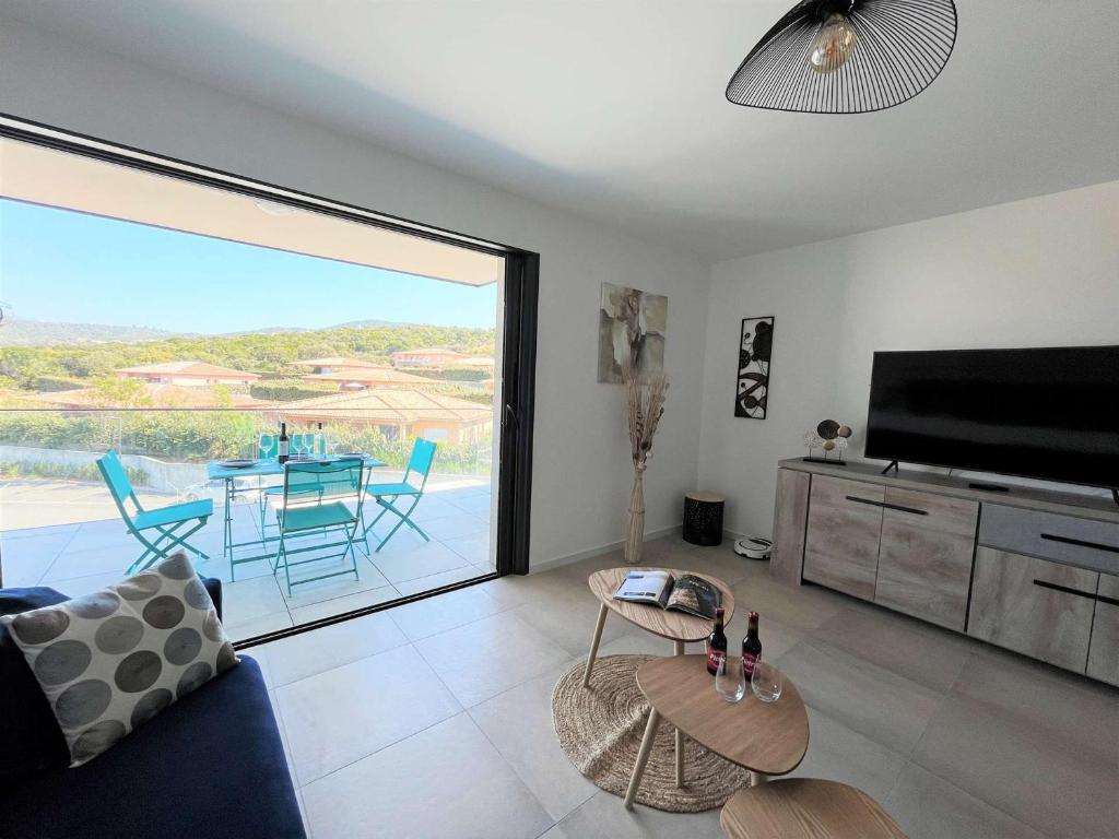 Zdjęcie z galerii obiektu Appartement lumineux avec terrasse, à 650m de la plage d'Agosta, parking inclus - FR-1-61-602 w mieście Grosseto-Prugna