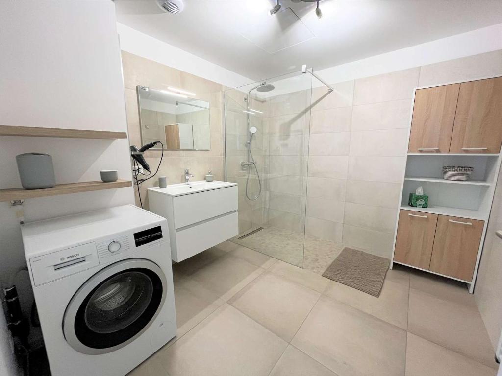 Zdjęcie z galerii obiektu Appartement lumineux avec terrasse, à 650m de la plage d'Agosta, parking inclus - FR-1-61-602 w mieście Grosseto-Prugna