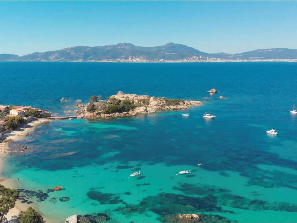 Zdjęcie z galerii obiektu Appartement lumineux avec terrasse, à 650m de la plage d'Agosta, parking inclus - FR-1-61-602 w mieście Grosseto-Prugna