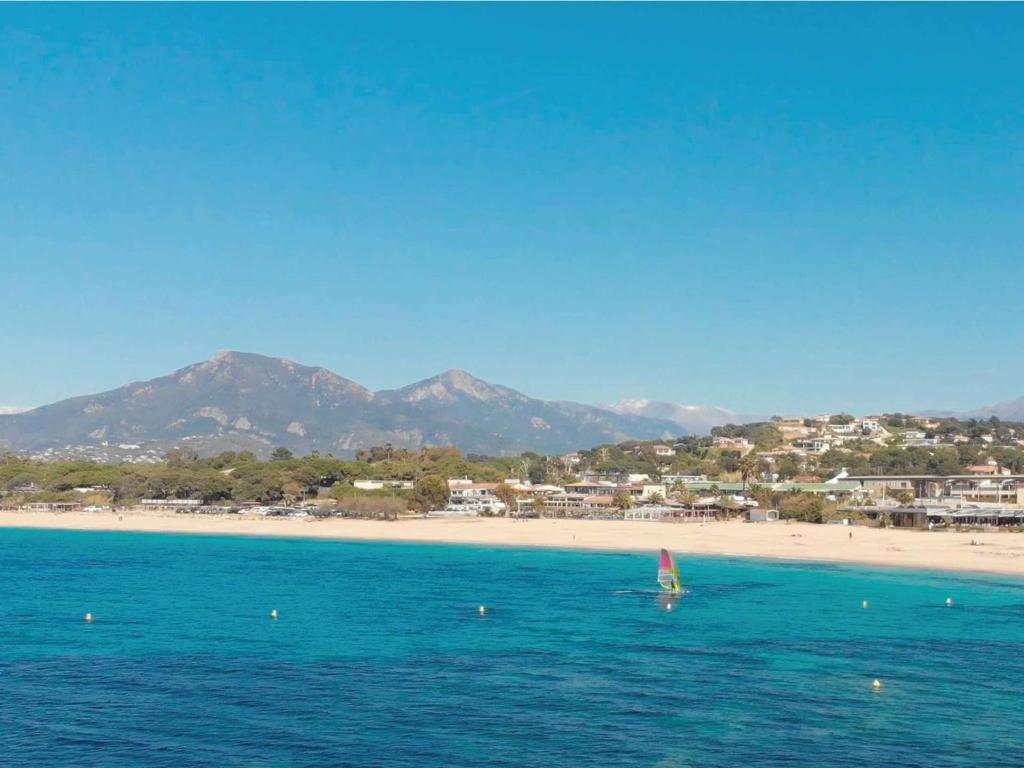 Zdjęcie z galerii obiektu Appartement lumineux avec terrasse, à 650m de la plage d'Agosta, parking inclus - FR-1-61-602 w mieście Grosseto-Prugna