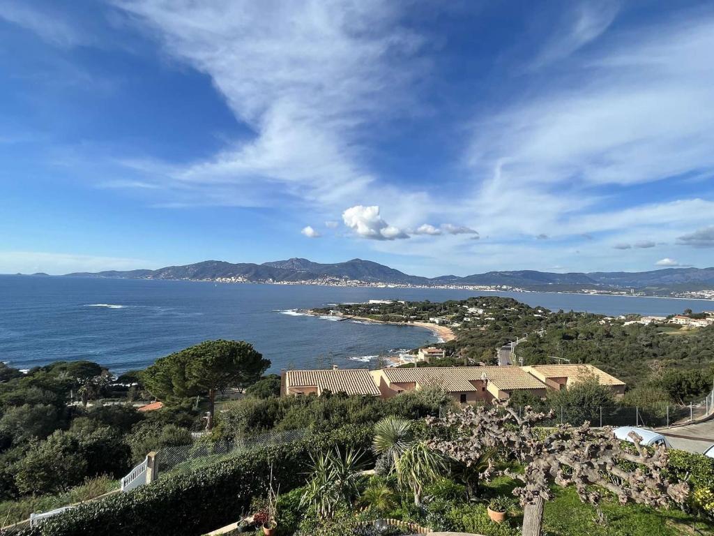 Fotografia z galérie ubytovania Appartement T2 climatisé avec terrasse vue mer à Porticcio - FR-1-61-604 v destinácii Grosseto-Prugna