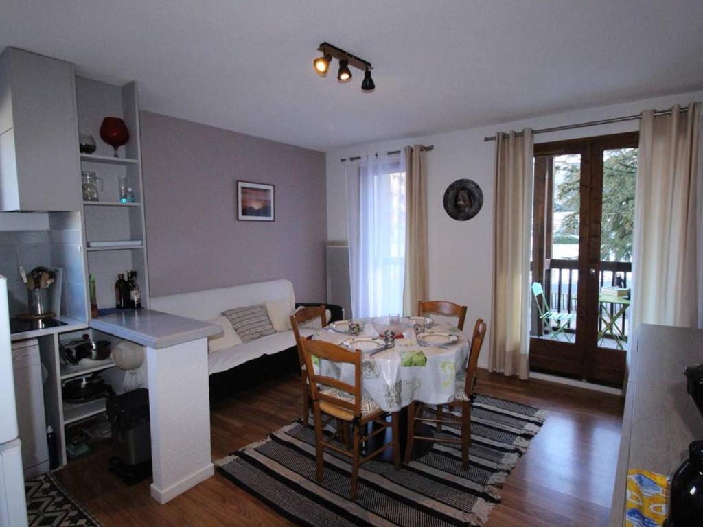 un salon avec une table et un canapé dans l'établissement Luchon T3 balcon sud, parking, petits animaux admis - FR-1-313-220, à Luchon